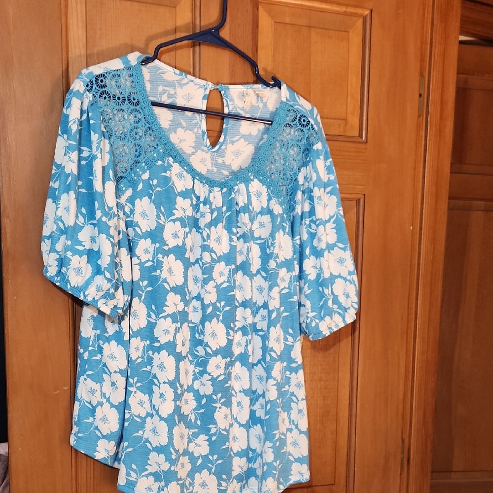 Cato Floral Blue and White Blouse SZ 18/20